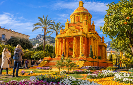 Grand décor composé de citrons et d’oranges dans les jardins de Menton, lors de la Fête du Citron.