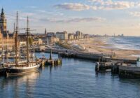 Vue panoramique du port de Dunkerque et de la plage de Malo-les-Bains au soleil couchant.