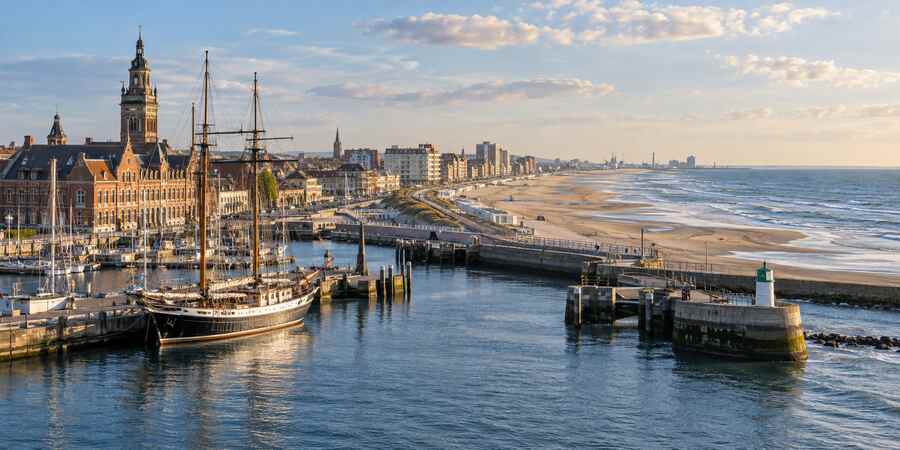 Vue panoramique du port de Dunkerque et de la plage de Malo-les-Bains au soleil couchant.